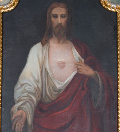 Zdjęcie nr 8: Nastawa ołtarzowa drewniana, architektoniczna, jednoosiowa, jednokondygnacyjna ze zwieńczeniem. Mensa w typie sarkofagowym, wklęsło-wypukła, zwężająca się ku dołowi, zamknięta gzymsem; naroża ujęte fragmentami rocaille'u, na froncie rocaille’owy kartusz; portatyl z marmuru dębnickiego. Na mensie ustawiono tabernakulum w formie prostopadłościennej skrzynki, o wypukłej ściance frontowej, która jest ujęta w narożach ustawionymi pod kątem pilastrami na cokołach, których trzony przyjmują formę spływów wolutowych. Podpory dźwigają gzyms, opasujący całą skrzynkę, wyłamany na ich osi. Drzwiczki w formie stojącego prostokąta zamkniętego łukiem nadwieszonym, w polu nisza z płaskorzeźbionym przedstawieniem kielicha z hostią w glorii. Drzwiczki zostały ujęte płyciną w formie stojącego prostokąta zamkniętego łukiem kotarowym dwudzielnym. Na tabernakulum tron wystawienia w postaci cokołu. Nastawa ołtarzowa została posadowiona na wysokim cokole, przyjmującym po bokach formę wolut stanowiących podstawę dla figur św. Piotra z prawej i św. Pawła z lewej strony. Jest ujęta parą pilastrów ustawionych pod katem względem lica, których trzony u góry przechodzą w woluty. Podpory dźwigają imposty. W polu środkowym płycina w formie stojącego prostokąta zamkniętego łukiem półkolistym nadwieszonym z uskokiem, w której znajduje się mniejsza nisza o tej samej formie, ujęta ramą, wypełniona obrazem Matki Boskiej z Dzieciątkiem. Zwieńczenie w formie zbliżonej do trapezu, ujętego podwójnymi spływami wolutowymi, zamkniętego falistym gzymsem. Całość wieńczy rzeźbiona gołębica Ducha Świętego w glorii promienistej. Trzony pilastrów nastawy dekorowane zwisami z różanych gałązek. Płycina pola środkowego ujęta rocaille'em, który ponad łukiem, w polu zwieńczenia, tworzy medalion z uskrzydloną główką anielską, otoczony dużymi różanymi gałązkami; w polu środkowym cztery uskrzydlone główki anielskie. Kondygnacja flankowana uszami utworzonymi z płomienistego rocaille'u i różanych gałązek. Na belkowaniu dwa rokokowe wazony z różami. Zwieńczenie ujęte falbanką, rocaille'em i różanymi gałązkami. Struktura w całości marmoryzowana w kolorze szaroniebieskim, ornamentyki i profile złocone i srebrzone, ukwiecone gałązki laserunkowe.