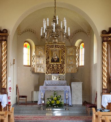 Zdjęcie nr 4: Nastawa ołtarzowa przyścienna, architektoniczna, jednokondygnacyjna ze zwieńczeniem. Mensa skrzyniowa, prostopadłościenna, ustawiona na jednym stopniu. Antepedium trójpolowe, obramione profilowanymi listwami, w narożach ujęte skręconymi, złoconymi kolumnami. W środkowym polu hierogram IHS, w bocznych motywy kwiatu dziewięćsiłu. Portatyl w formie kamiennej płytki. Tabernakulum w kształcie niewielkiej prostopadłościennej szafki, ujęte w narożach skręconymi kolumnami o kapitelach kostkowych, podtrzymujących profilowany gzyms. Od frontu drzwiczki w formie prostokąta zamkniętego łukiem odcinkowym, z rytą dekoracją roślinną i aplikowanym złoconym kielichem. Nastawa płaska, flankowana skręconymi, złoconymi kolumnami, ustawionymi na cokołach, dekorowanych rozetką. Kolumny zwieńczone kostkowymi kapitelami z rozetkami, nad którymi przerwany przyczółek. Nad polem środkowym zredukowane belkowanie, z fryzem zdobionym ukośną kratką. Zwieńczenie ujęte dwoma wolutami z uskokiem, dekorowanymi na krańcach rozetkami pomiędzy którymi półokrągłe wycięcie i łaciński krzyż. W polu głównym obraz św. Józefa z Dzieciątkiem w prostokątnej ramie, dookoła obwiedziony szerokim profilowaniem. Struktura bejcowana, pokryta lakierem, detale i kolumny złocone. 
