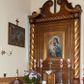 Zdjęcie nr 1: Nastawa ołtarzowa przyścienna, architektoniczna, jednokondygnacyjna ze zwieńczeniem. Mensa skrzyniowa, prostopadłościenna, ustawiona na jednym stopniu. Antepedium trójpolowe, obramione profilowanymi listwami, w narożach ujęte skręconymi, złoconymi kolumnami. W środkowym polu hierogram IHS, w bocznych motywy kwiatu dziewięćsiłu. Portatyl w formie kamiennej płytki. Tabernakulum w kształcie niewielkiej prostopadłościennej szafki, ujęte w narożach skręconymi kolumnami o kapitelach kostkowych, podtrzymujących profilowany gzyms. Od frontu drzwiczki w formie prostokąta zamkniętego łukiem odcinkowym, z rytą dekoracją roślinną i aplikowanym złoconym kielichem. Nastawa płaska, flankowana skręconymi, złoconymi kolumnami, ustawionymi na cokołach, dekorowanych rozetką. Kolumny zwieńczone kostkowymi kapitelami z rozetkami, nad którymi przerwany przyczółek. Nad polem środkowym zredukowane belkowanie, z fryzem zdobionym ukośną kratką. Zwieńczenie ujęte dwoma wolutami z uskokiem, dekorowanymi na krańcach rozetkami pomiędzy którymi półokrągłe wycięcie i łaciński krzyż. W polu głównym obraz św. Józefa z Dzieciątkiem w prostokątnej ramie, dookoła obwiedziony szerokim profilowaniem. Struktura bejcowana, pokryta lakierem, detale i kolumny złocone. 

