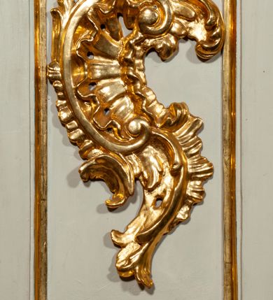 Zdjęcie nr 3: Ołtarz prostopadłościenny z mensą. Antepedium w formie leżącego prostokąta ujętego drewnianą, profilowaną ramą z przedstawieniem Mandylionu i narzędziami Męki Pańskiej na tle wypełnionym ornamentem roślinnym. W centrum, u dołu dwie tarcze herbowe z inicjałami: „TR” i „W”.
Nastawa ołtarzowa architektoniczna, jednoosiowa z bramkami, jednokondygnacyjna ze zwieńczeniem, ustawiona na dwustrefowym cokole. Ujęta dwiema parami kolumn o kapitelach korynckich, ustawionych uskokowo na cokołach zdobionych ornamentem rocaille, dźwigających pełne belkowanie wyłamane na ich osi, nad polem głównym przerwany architraw i fryz oraz gzyms przyjmujący kształt łuku odcinkowego. Na belkowaniu wewnętrznej pary kolumn przerwany wolutowy przyczółek z siedzącymi na nim puttami z narzędziami Męki Pańskiej. W polu głównym wnęka o wykroju prostokąta stojącego zamkniętego łukiem odcinkowym nadwieszonym, w złotej ramie dekorowanej rocaille, w której znajduje się krucyfiks na tle czerwonego atłasu obwieszonego wotami. Powyżej, w partii belkowania rocaillowy kartusz z napisem: „HOC OPUS / NOSTRAE / SALUTIS”. Ołtarz ujęty ażurowymi uszami utworzonymi z ornamentu rocaille.  Zwieńczenie ujęte spływami wolutowymi, zamknięte dwiema skierowanymi do środka wolutami, dekorowane ornamentem rocaille. W polu płycina w formie stojącego owalu wyłożona czerwonym atłasem, ujęta profilowaną ramą z rzeźbą gołębicy Ducha Świętego na tle obłoków w glorii promienistej, flankowana przez akant przechodzący w woluty oraz przez kwiatowe festony z wstęgą. Bramki o wykroju stojącego prostokąta, zamkniętego łukiem odcinkowym nadwieszonym z drzwiczkami, zakończone konsolami ujętymi spływami wolutowymi, stanowiącymi podstawy dla figur św. Michała Archanioła i św. Wacława. Struktura ołtarza malowana na kolor biały, z pozłacaną ornamentyką profilami i kolumnami.

