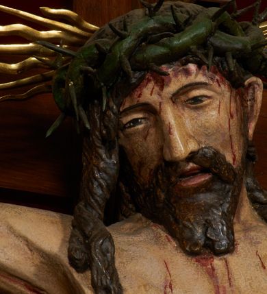 Zdjęcie nr 10: Krzyż drewniany o prostych ramionach z figurą w typie Cristo vivo przybitą trzema gwoździami. Sylwetka w lekkim zwisie, o szerokim rozłożeniu ramion, z głową przechyloną na prawe ramię; nogi ugięte w kolanach, skierowane w prawą stronę, stopy w układzie prawa na lewą. Twarz pociągła o wąskich, otwartych oczach, dużym nosie, otwartych ustach, okolona brodą oraz włosami skręconymi w rurkowate pukle. Na głowie korona cierniowa, wokół niej trzy wiązki promieni. Ciało wychudzone, o zaznaczonych mięśniach ramion i nóg oraz sumarycznie kształtowanej klatce piersiowej z podkreślonymi liniami żeber i wypukłością brzucha oraz ze śladami męki w postaci rzeźbionych kropel krwi wypływającej z ran. Perizonium krótkie, ściśle opinające biodra, zawiązane w partii podbrzusza, ze zwisem na prawym biodrze. Na górnym zakończeniu pionowej belki krzyża banderola z napisem „INRI”. Ciało polichromowane naturalistycznie, perizonium pozłacane. 
