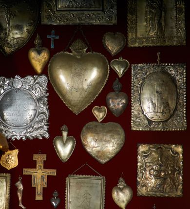 Zdjęcie nr 3: Krzyż drewniany o prostych ramionach z figurą w typie Cristo vivo przybitą trzema gwoździami. Sylwetka w lekkim zwisie, o szerokim rozłożeniu ramion, z głową przechyloną na prawe ramię; nogi ugięte w kolanach, skierowane w prawą stronę, stopy w układzie prawa na lewą. Twarz pociągła o wąskich, otwartych oczach, dużym nosie, otwartych ustach, okolona brodą oraz włosami skręconymi w rurkowate pukle. Na głowie korona cierniowa, wokół niej trzy wiązki promieni. Ciało wychudzone, o zaznaczonych mięśniach ramion i nóg oraz sumarycznie kształtowanej klatce piersiowej z podkreślonymi liniami żeber i wypukłością brzucha oraz ze śladami męki w postaci rzeźbionych kropel krwi wypływającej z ran. Perizonium krótkie, ściśle opinające biodra, zawiązane w partii podbrzusza, ze zwisem na prawym biodrze. Na górnym zakończeniu pionowej belki krzyża banderola z napisem „INRI”. Ciało polichromowane naturalistycznie, perizonium pozłacane. 
