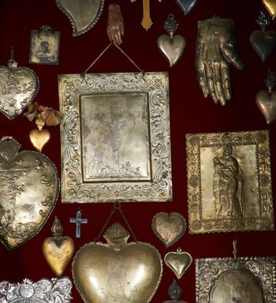 Zdjęcie nr 4: Krzyż drewniany o prostych ramionach z figurą w typie Cristo vivo przybitą trzema gwoździami. Sylwetka w lekkim zwisie, o szerokim rozłożeniu ramion, z głową przechyloną na prawe ramię; nogi ugięte w kolanach, skierowane w prawą stronę, stopy w układzie prawa na lewą. Twarz pociągła o wąskich, otwartych oczach, dużym nosie, otwartych ustach, okolona brodą oraz włosami skręconymi w rurkowate pukle. Na głowie korona cierniowa, wokół niej trzy wiązki promieni. Ciało wychudzone, o zaznaczonych mięśniach ramion i nóg oraz sumarycznie kształtowanej klatce piersiowej z podkreślonymi liniami żeber i wypukłością brzucha oraz ze śladami męki w postaci rzeźbionych kropel krwi wypływającej z ran. Perizonium krótkie, ściśle opinające biodra, zawiązane w partii podbrzusza, ze zwisem na prawym biodrze. Na górnym zakończeniu pionowej belki krzyża banderola z napisem „INRI”. Ciało polichromowane naturalistycznie, perizonium pozłacane. 
