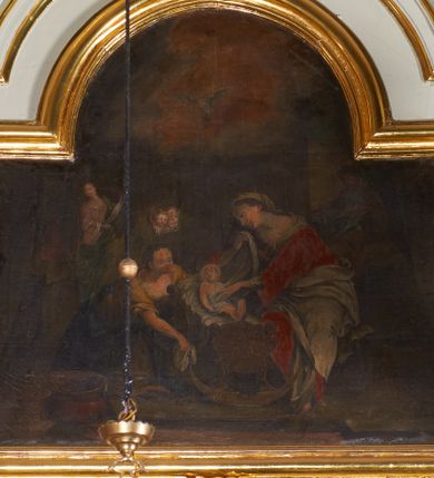 Zdjęcie nr 9: Nastawa ołtarzowa architektoniczna, jednoosiowa, jednokondygnacyjna ze zwieńczeniem, ustawiona na dwustrefowym cokole, z wyodrębnionymi po bokach dwoma prostopadłościennymi postumentami. Ołtarz drewniany, prostopadłościenny. Antepedium w formie poziomego prostokąta w profilowanej ramie, jego powierzchnia podzielona jest wstęgami na trzy owalne pola, wewnątrz każdego wazon z bukietem kwiatów z owocami, dookoła nich w niewielkich polach przedstawienia orłów. Na mensie ustawione tabernakulum w formie prostopadłościennej skrzynki z drzwiczkami w formie pionowego prostokąta, z przedstawieniem hostii w glorii promienistej.
Środkowa część struktury nastawy ujęta parą kolumn kompozytowych na tle zwielokrotnionych pilastrów, ustawionych na wyodrębnionych cokołach dekorowanych rocaille'm. Kolumny dźwigają pełne belkowanie wyłamane na ich osi oraz odcinki przerwanego, falistego przyczółka, na którym siedzą putta. W polu środkowym obraz z przedstawieniem Matki Boskiej Niepokalanie Poczętej ze św. Heleną i św. Wojciechem w formie pionowego prostokąta zamkniętego łukiem półkolistym, w profilowanej ramie dekorowanej rocaille'm. Nad obrazem, w partii belkowania rocaille'owy kartusz z napisem „TOTA / PULCHRA EST MARIA / ET MACULA ORDINATIS/ IN TE”. Po zewnętrznej stronie kolumn na wspornikach stoją figury św. Anny i św. Joachima. Ołtarz flankowany uszami utworzonymi z motywów rocaille. Zwieńczenie w formie trapezu ujętego spływami wolutowymi, zamkniętego łukiem półkolistym nadwieszonym, obwiedzionego profilowanymi listwami, zwieńczonego gzymsem, dekorowanym rocaiile'owym kartuszem i ornamentem roślinnym. W polu powtarzającym kształt zwieńczenia obraz Narodzenia Marii w profilowanej ramie. Struktura ołtarza polichromowana w kolorze bieli, ornamentyka, profile i kolumny pozłacane.





