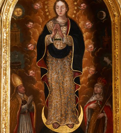 Zdjęcie nr 2: Nastawa ołtarzowa architektoniczna, jednoosiowa, jednokondygnacyjna ze zwieńczeniem, ustawiona na dwustrefowym cokole, z wyodrębnionymi po bokach dwoma prostopadłościennymi postumentami. Ołtarz drewniany, prostopadłościenny. Antepedium w formie poziomego prostokąta w profilowanej ramie, jego powierzchnia podzielona jest wstęgami na trzy owalne pola, wewnątrz każdego wazon z bukietem kwiatów z owocami, dookoła nich w niewielkich polach przedstawienia orłów. Na mensie ustawione tabernakulum w formie prostopadłościennej skrzynki z drzwiczkami w formie pionowego prostokąta, z przedstawieniem hostii w glorii promienistej.
Środkowa część struktury nastawy ujęta parą kolumn kompozytowych na tle zwielokrotnionych pilastrów, ustawionych na wyodrębnionych cokołach dekorowanych rocaille&#039;m. Kolumny dźwigają pełne belkowanie wyłamane na ich osi oraz odcinki przerwanego, falistego przyczółka, na którym siedzą putta. W polu środkowym obraz z przedstawieniem Matki Boskiej Niepokalanie Poczętej ze św. Heleną i św. Wojciechem w formie pionowego prostokąta zamkniętego łukiem półkolistym, w profilowanej ramie dekorowanej rocaille&#039;m. Nad obrazem, w partii belkowania rocaille&#039;owy kartusz z napisem „TOTA / PULCHRA EST MARIA / ET MACULA ORDINATIS/ IN TE”. Po zewnętrznej stronie kolumn na wspornikach stoją figury św. Anny i św. Joachima. Ołtarz flankowany uszami utworzonymi z motywów rocaille. Zwieńczenie w formie trapezu ujętego spływami wolutowymi, zamkniętego łukiem półkolistym nadwieszonym, obwiedzionego profilowanymi listwami, zwieńczonego gzymsem, dekorowanym rocaiile&#039;owym kartuszem i ornamentem roślinnym. W polu powtarzającym kształt zwieńczenia obraz Narodzenia Marii w profilowanej ramie. Struktura ołtarza polichromowana w kolorze bieli, ornamentyka, profile i kolumny pozłacane.





