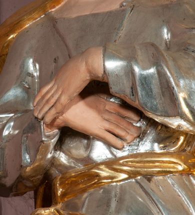 Zdjęcie nr 5: Nastawa ołtarzowa architektoniczna, jednoosiowa, jednokondygnacyjna ze zwieńczeniem, ustawiona na dwustrefowym cokole, z wyodrębnionymi po bokach dwoma prostopadłościennymi postumentami. Ołtarz drewniany, prostopadłościenny. Antepedium w formie poziomego prostokąta w profilowanej ramie, jego powierzchnia podzielona jest wstęgami na trzy owalne pola, wewnątrz każdego wazon z bukietem kwiatów z owocami, dookoła nich w niewielkich polach przedstawienia orłów. Na mensie ustawione tabernakulum w formie prostopadłościennej skrzynki z drzwiczkami w formie pionowego prostokąta, z przedstawieniem hostii w glorii promienistej.
Środkowa część struktury nastawy ujęta parą kolumn kompozytowych na tle zwielokrotnionych pilastrów, ustawionych na wyodrębnionych cokołach dekorowanych rocaille&#039;m. Kolumny dźwigają pełne belkowanie wyłamane na ich osi oraz odcinki przerwanego, falistego przyczółka, na którym siedzą putta. W polu środkowym obraz z przedstawieniem Matki Boskiej Niepokalanie Poczętej ze św. Heleną i św. Wojciechem w formie pionowego prostokąta zamkniętego łukiem półkolistym, w profilowanej ramie dekorowanej rocaille&#039;m. Nad obrazem, w partii belkowania rocaille&#039;owy kartusz z napisem „TOTA / PULCHRA EST MARIA / ET MACULA ORDINATIS/ IN TE”. Po zewnętrznej stronie kolumn na wspornikach stoją figury św. Anny i św. Joachima. Ołtarz flankowany uszami utworzonymi z motywów rocaille. Zwieńczenie w formie trapezu ujętego spływami wolutowymi, zamkniętego łukiem półkolistym nadwieszonym, obwiedzionego profilowanymi listwami, zwieńczonego gzymsem, dekorowanym rocaiile&#039;owym kartuszem i ornamentem roślinnym. W polu powtarzającym kształt zwieńczenia obraz Narodzenia Marii w profilowanej ramie. Struktura ołtarza polichromowana w kolorze bieli, ornamentyka, profile i kolumny pozłacane.





