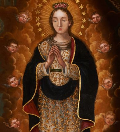 Zdjęcie nr 1: Obraz w kształcie stojącego prostokąta, zamknięty łukiem półkolistym z przedstawieniem Matki Boskiej Niepokalanie Poczętej adorowanej przez królową Jadwigę (lub św. Helenę) i św. Stanisława Biskupa. W centrum kompozycji ukazana Maria, frontalnie, w postawie stojącej na globie ziemskim i półksiężycu, z rękami złożonymi w geście modlitwy. Ubrana jest w długą i jasną suknię z długimi rękawami, bogato dekorowaną złotym ornamentem w kształcie skręconych wolutek, przewiązaną na wysokości talii zielonym paskiem. Na plecy ma założony ciemnoniebieski płaszcz z czerwoną podszewką, na brzegach obwiedziony złotą lamówką. Stopy bose, na głowie wianek z różowych róż, a wokół głowy wieniec ze złotych gwiazd i promienisty nimb. Matka Boska ma długie i kędzierzawe włosy spływające na plecy i wzdłuż ramion. Rysy twarzy delikatne, ma wysokie czoło, długi i wąski nos, drobne i jasnoczerwone usta. Po prawej stronie obrazu ukazana jest królowa zwrócona w trzech czwartych w swoją prawą stronę, z prawą ręką złożoną na piersi, w lewej trzymająca berło królewskie i wysoki krzyż. Ubrana jest w długą, złotą suknię spodnią oraz krótszą wierzchnią, sięgającą do wysokości kolan, przewiązaną w talii paskiem, zdobioną dekoracją ornamentalną. Na plecy ma założony gronostajowy płaszcz, spięty na piersi broszą; na głowie biały welon i koronę w typie zamkniętym. Po drugiej stronie obrazu ukazano św. Stanisława Biskupa zwróconego trzy czwarte w lewo, z rękami złożonymi w geście modlitwy, z głową skierowaną do góry. Biskup ubrany jest w humerał, jasnobrązową albę, białą rokietę, mucet, krzyż pektoralny, złotą kapę z czerwoną podszewką, ma założone również białe rękawiczki i infułę na głowie. Marię otaczają uskrzydlone główki aniołków na tle obłoków oraz symbole litanii loretańskiej. Od lewej, od dołu znajdują się: Studnia, Wieża Dawidowa, Słońce, Brama Niebios. Po prawej, od dołu: Runo Gedeona, Zamek warowny z wieżą, Półksiężyc i Drabina Jakubowa. W zwieńczeniu obrazu jest gołębica z szeroko rozpostartymi skrzydłami, symbol Ducha Świętego. Glob ziemski w kolorze ciemnoniebieskim, opleciony przez węża z gałązką jabłoni w pysku. Rogi półksiężyca skierowane do góry. Całość oddana w złotych odcieniach z dominacją ciemnoniebieskiego płaszcza Matki Boskiej pośrodku kompozycji. 


