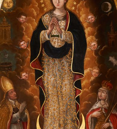 Zdjęcie nr 2: Obraz w kształcie stojącego prostokąta, zamknięty łukiem półkolistym z przedstawieniem Matki Boskiej Niepokalanie Poczętej adorowanej przez królową Jadwigę (lub św. Helenę) i św. Stanisława Biskupa. W centrum kompozycji ukazana Maria, frontalnie, w postawie stojącej na globie ziemskim i półksiężycu, z rękami złożonymi w geście modlitwy. Ubrana jest w długą i jasną suknię z długimi rękawami, bogato dekorowaną złotym ornamentem w kształcie skręconych wolutek, przewiązaną na wysokości talii zielonym paskiem. Na plecy ma założony ciemnoniebieski płaszcz z czerwoną podszewką, na brzegach obwiedziony złotą lamówką. Stopy bose, na głowie wianek z różowych róż, a wokół głowy wieniec ze złotych gwiazd i promienisty nimb. Matka Boska ma długie i kędzierzawe włosy spływające na plecy i wzdłuż ramion. Rysy twarzy delikatne, ma wysokie czoło, długi i wąski nos, drobne i jasnoczerwone usta. Po prawej stronie obrazu ukazana jest królowa zwrócona w trzech czwartych w swoją prawą stronę, z prawą ręką złożoną na piersi, w lewej trzymająca berło królewskie i wysoki krzyż. Ubrana jest w długą, złotą suknię spodnią oraz krótszą wierzchnią, sięgającą do wysokości kolan, przewiązaną w talii paskiem, zdobioną dekoracją ornamentalną. Na plecy ma założony gronostajowy płaszcz, spięty na piersi broszą; na głowie biały welon i koronę w typie zamkniętym. Po drugiej stronie obrazu ukazano św. Stanisława Biskupa zwróconego trzy czwarte w lewo, z rękami złożonymi w geście modlitwy, z głową skierowaną do góry. Biskup ubrany jest w humerał, jasnobrązową albę, białą rokietę, mucet, krzyż pektoralny, złotą kapę z czerwoną podszewką, ma założone również białe rękawiczki i infułę na głowie. Marię otaczają uskrzydlone główki aniołków na tle obłoków oraz symbole litanii loretańskiej. Od lewej, od dołu znajdują się: Studnia, Wieża Dawidowa, Słońce, Brama Niebios. Po prawej, od dołu: Runo Gedeona, Zamek warowny z wieżą, Półksiężyc i Drabina Jakubowa. W zwieńczeniu obrazu jest gołębica z szeroko rozpostartymi skrzydłami, symbol Ducha Świętego. Glob ziemski w kolorze ciemnoniebieskim, opleciony przez węża z gałązką jabłoni w pysku. Rogi półksiężyca skierowane do góry. Całość oddana w złotych odcieniach z dominacją ciemnoniebieskiego płaszcza Matki Boskiej pośrodku kompozycji. 


