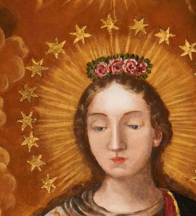 Zdjęcie nr 7: Obraz w kształcie stojącego prostokąta, zamknięty łukiem półkolistym z przedstawieniem Matki Boskiej Niepokalanie Poczętej adorowanej przez królową Jadwigę (lub św. Helenę) i św. Stanisława Biskupa. W centrum kompozycji ukazana Maria, frontalnie, w postawie stojącej na globie ziemskim i półksiężycu, z rękami złożonymi w geście modlitwy. Ubrana jest w długą i jasną suknię z długimi rękawami, bogato dekorowaną złotym ornamentem w kształcie skręconych wolutek, przewiązaną na wysokości talii zielonym paskiem. Na plecy ma założony ciemnoniebieski płaszcz z czerwoną podszewką, na brzegach obwiedziony złotą lamówką. Stopy bose, na głowie wianek z różowych róż, a wokół głowy wieniec ze złotych gwiazd i promienisty nimb. Matka Boska ma długie i kędzierzawe włosy spływające na plecy i wzdłuż ramion. Rysy twarzy delikatne, ma wysokie czoło, długi i wąski nos, drobne i jasnoczerwone usta. Po prawej stronie obrazu ukazana jest królowa zwrócona w trzech czwartych w swoją prawą stronę, z prawą ręką złożoną na piersi, w lewej trzymająca berło królewskie i wysoki krzyż. Ubrana jest w długą, złotą suknię spodnią oraz krótszą wierzchnią, sięgającą do wysokości kolan, przewiązaną w talii paskiem, zdobioną dekoracją ornamentalną. Na plecy ma założony gronostajowy płaszcz, spięty na piersi broszą; na głowie biały welon i koronę w typie zamkniętym. Po drugiej stronie obrazu ukazano św. Stanisława Biskupa zwróconego trzy czwarte w lewo, z rękami złożonymi w geście modlitwy, z głową skierowaną do góry. Biskup ubrany jest w humerał, jasnobrązową albę, białą rokietę, mucet, krzyż pektoralny, złotą kapę z czerwoną podszewką, ma założone również białe rękawiczki i infułę na głowie. Marię otaczają uskrzydlone główki aniołków na tle obłoków oraz symbole litanii loretańskiej. Od lewej, od dołu znajdują się: Studnia, Wieża Dawidowa, Słońce, Brama Niebios. Po prawej, od dołu: Runo Gedeona, Zamek warowny z wieżą, Półksiężyc i Drabina Jakubowa. W zwieńczeniu obrazu jest gołębica z szeroko rozpostartymi skrzydłami, symbol Ducha Świętego. Glob ziemski w kolorze ciemnoniebieskim, opleciony przez węża z gałązką jabłoni w pysku. Rogi półksiężyca skierowane do góry. Całość oddana w złotych odcieniach z dominacją ciemnoniebieskiego płaszcza Matki Boskiej pośrodku kompozycji. 


