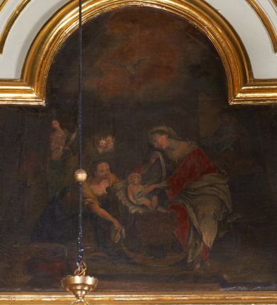 Zdjęcie nr 1: Obraz w kształcie leżącego prostokąta o wklęsłych bokach, zamknięty od góry łukiem nadwieszonym. W centrum kompozycji, na pierwszym planie ukazana scena narodzin Marii. W perspektywicznie ujętej kołysce leży Maria z główką zwróconą delikatnie w prawo z podgiętymi nóżkami, owinięta pieluszką. Po jej lewej stronie siedzi kobieta, zwrócona w trzech czwartych w prawo, pochylająca się nad Marią, lewą ręką owija ją pieluszką, prawą zbliża koniec pieluszki ku twarzy. Ubrana jest w czerwoną suknię, jasnoszarą szatę wierzchnią i chustę założoną na głowę. Po przeciwnej stronie kołyski ukazana jest druga kobieta, zwrócona w trzech czwartych ku Marii, prawą ręką podtrzymuje drugi koniec pieluszki. Ubrana jest w żółtą suknię oraz niebieską szatę wierzchnią. Kołyska ozdobiona jest na ściance monogramem Marii, a w miejscu bieguna ma sierp księżyca z ludzką twarzą. W lewym dolnym narożu obrazu znajduje się blaszana waza ze szmatą na krawędzi. Na drugim planie z lewej strony kompozycji ukazana jest stojąca kobieta przy piecu, rozwijająca długi pas tkaniny, a obok niej trzy uskrzydlone główki aniołków. Natomiast po prawej stronie obrazu widoczny jest mężczyzna z brodą, z ciemną czapką na głowie, czytający księgę. U góry niebo ze złocistą poświatą oraz gołębica Ducha Świętego. Scena narodzin ukazana jest w sumarycznie oddanym wnętrzu architektonicznym. Kolorystyka zgaszona.