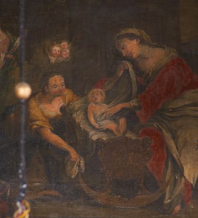 Zdjęcie nr 2: Obraz w kształcie leżącego prostokąta o wklęsłych bokach, zamknięty od góry łukiem nadwieszonym. W centrum kompozycji, na pierwszym planie ukazana scena narodzin Marii. W perspektywicznie ujętej kołysce leży Maria z główką zwróconą delikatnie w prawo z podgiętymi nóżkami, owinięta pieluszką. Po jej lewej stronie siedzi kobieta, zwrócona w trzech czwartych w prawo, pochylająca się nad Marią, lewą ręką owija ją pieluszką, prawą zbliża koniec pieluszki ku twarzy. Ubrana jest w czerwoną suknię, jasnoszarą szatę wierzchnią i chustę założoną na głowę. Po przeciwnej stronie kołyski ukazana jest druga kobieta, zwrócona w trzech czwartych ku Marii, prawą ręką podtrzymuje drugi koniec pieluszki. Ubrana jest w żółtą suknię oraz niebieską szatę wierzchnią. Kołyska ozdobiona jest na ściance monogramem Marii, a w miejscu bieguna ma sierp księżyca z ludzką twarzą. W lewym dolnym narożu obrazu znajduje się blaszana waza ze szmatą na krawędzi. Na drugim planie z lewej strony kompozycji ukazana jest stojąca kobieta przy piecu, rozwijająca długi pas tkaniny, a obok niej trzy uskrzydlone główki aniołków. Natomiast po prawej stronie obrazu widoczny jest mężczyzna z brodą, z ciemną czapką na głowie, czytający księgę. U góry niebo ze złocistą poświatą oraz gołębica Ducha Świętego. Scena narodzin ukazana jest w sumarycznie oddanym wnętrzu architektonicznym. Kolorystyka zgaszona.