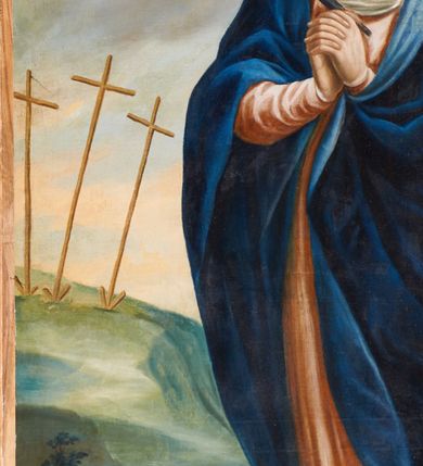 Zdjęcie nr 3: Obraz w formie stojącego prostokąta zamknięty łukiem półkolistym z przedstawieniem Matki Boskiej Bolesnej. W centrum kompozycji ukazana Maria w postawie stojącej, frontalnie, ze złożonymi w geście modlitwy rękami, z głową zwróconą w swoją lewą stronę, z sercem przebitym mieczem. Twarz szeroka, z długim i prostym nosem, lekko rozchylonymi ustami, oczami przymkniętymi, ze wzrokiem skierowanym w dół. Karnacja blada. Matka Boska ubrana jest w długą suknię w kolorze różu weneckiego z długimi rękawami, biały welon wokół głowy oraz ciemnoniebieski płaszcz szeroko spowijający całą postać. Na stopach ma założone sandały, wokół głowy złoty i kolisty nimb. Całość ukazana na tle pejzażu z drzewami po prawej stronie kompozycji. W oddali, po lewej stronie obrazu Golgota z trzema krzyżami. W prawym, dolnym narożu sygnatura „L. B. A[nno] D[omini] 1759go” i za nią słabo czytelny znak.