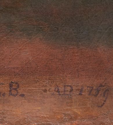 Zdjęcie nr 6: Obraz w formie stojącego prostokąta zamknięty łukiem półkolistym z przedstawieniem Matki Boskiej Bolesnej. W centrum kompozycji ukazana Maria w postawie stojącej, frontalnie, ze złożonymi w geście modlitwy rękami, z głową zwróconą w swoją lewą stronę, z sercem przebitym mieczem. Twarz szeroka, z długim i prostym nosem, lekko rozchylonymi ustami, oczami przymkniętymi, ze wzrokiem skierowanym w dół. Karnacja blada. Matka Boska ubrana jest w długą suknię w kolorze różu weneckiego z długimi rękawami, biały welon wokół głowy oraz ciemnoniebieski płaszcz szeroko spowijający całą postać. Na stopach ma założone sandały, wokół głowy złoty i kolisty nimb. Całość ukazana na tle pejzażu z drzewami po prawej stronie kompozycji. W oddali, po lewej stronie obrazu Golgota z trzema krzyżami. W prawym, dolnym narożu sygnatura „L. B. A[nno] D[omini] 1759go” i za nią słabo czytelny znak.