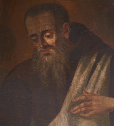 Zdjęcie nr 4: Nastawa ołtarzowa architektoniczna, jednoosiowa, jednokondygnacyjna ze zwieńczeniem, ustawiona na dwustrefowym cokole, z wyodrębnionymi po bokach dwoma prostopadłościennymi postumentami. Ołtarz drewniany, prostopadłościenny. Antepedium w formie poziomego prostokąta w profilowanej ramie, w polu podzielone jest wstęgami na trzy owalne pola, wewnątrz każdego korona w wieńcu z ornamentu roślinnego, dookoła w niewielkich polach ptaki z gałązkami w dziobach. Na mensie ustawione tabernakulum w formie prostopadłościennej skrzynki, ujętej spływami wolutowymi, zwieńczonej motywem rocaille. Drzwiczki w formie pionowego prostokąta, w profilowanej ramie z rytym przedstawieniem kielicha z hostią na obłoku. 
Środkowa część struktury nastawy ujęta parą kolumn kompozytowych ustawionych na tle zwielokrotnionych pilastrów oraz na wyodrębnionych cokołach dekorowanych rocaille&#039;m. Kolumny dźwigają pełne belkowanie wyłamane na ich osi oraz odcinki przerwanego, falistego przyczółka z siedzącymi na nich puttami. W polu środkowym obraz z przedstawieniem św. Józefa w formie pionowego prostokąta zamkniętego łukiem półkolistym, w profilowanej ramie dekorowanej rocaille&#039;m. Nad obrazem, w partii belkowania rocaille&#039;owy kartusz z napisem „SANCTE / JOSEPH / INTERCEDE / PRO NOBIS”. Po zewnętrznej stronie kolumn na wspornikach stoją figury Dawida i Mojżesza. Ołtarz flankowany uszami utworzonymi z motywów rocaille. Zwieńczenie w formie trapezu ujętego spływami wolutowymi, zamkniętego łukiem półkolistym nadwieszonym, obwiedzionego profilowanymi listwami, zwieńczonego gzymsem, dekorowanym kartuszem z motywów rocaille. W polu powtarzającym kształt zwieńczenia obraz św. Kryspina z Viterbo w profilowanej ramie. Struktura ołtarza polichromowana w kolorze bieli, ornamentyka, profile i kolumny pozłacane.

