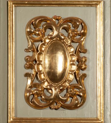 Zdjęcie nr 5: Ambona wisząca, przyścienna, z dostępem od strony północnej w formie podestu z balustradą, prowadzącego do drzwi przekutych w murze. Kosz na planie zbliżonym do kwadratu, o wklęsło-wypukłych ściankach, na cokole dekorowanym rocaille&#039;em, z podwieszeniem w formie stożka ujętego spływami wolutowymi i zakończonego szyszką. Ścianki kosza ujęte w narożach pilastrami o trzonach w formie spływów wolutowych dekorowanych kampanulami, podtrzymujących belkowanie z gzymsem tworzącym parapet. Na ściankach płyciny zdobione rocaille&#039;em. Balustrada podestu pełna, dekorowana płycinami ze stylizowanym ornamentem roślinnym. Zaplecek flankowany pilastrami o kanelowanych trzonach, o kapitelach w formie konsol dźwigających imposty oraz fragmenty przerwanego, wolutowego, odwróconego na zewnątrz przyczółka. W polu zaplecka płycina w kształcie stojącego prostokąta o wklęsłych narożach, z malowanym krzyżem ujętym wieńcem laurowym i tablicami Dekalogu. Zaplecek flankowany uszami w formie stylizowanego rocaille&#039;u. Całość zwieńczona rzeźbą gołębicy Ducha Świętego w glorii promienistej. Struktura ambony polichromowana na kolor biały, profile i ornamentyka złocone, detale srebrzone. 