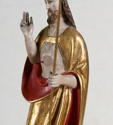 Zdjęcie nr 5: Rzeźba pełnoplastyczna, z tyłu opracowana. Na podstawie w formie okrągłego pagórka figura Chrystusa Zmartwychwstałego. W lekkim kontrapoście, z prawą ręką uniesioną w geście błogosławieństwa, w lewej złocony krzyż na wysokim drzewcu. Na ramiona zarzucony złocony płaszcz o czerwonej podszewce. Na głowie złocona, otwarta korona.