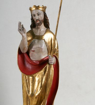 Zdjęcie nr 2: Rzeźba pełnoplastyczna, z tyłu opracowana. Na podstawie w formie okrągłego pagórka figura Chrystusa Zmartwychwstałego. W lekkim kontrapoście, z prawą ręką uniesioną w geście błogosławieństwa, w lewej złocony krzyż na wysokim drzewcu. Na ramiona zarzucony złocony płaszcz o czerwonej podszewce. Na głowie złocona, otwarta korona.