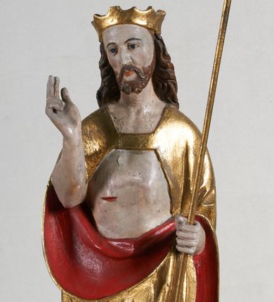 Zdjęcie nr 1: Rzeźba pełnoplastyczna, z tyłu opracowana. Na podstawie w formie okrągłego pagórka figura Chrystusa Zmartwychwstałego. W lekkim kontrapoście, z prawą ręką uniesioną w geście błogosławieństwa, w lewej złocony krzyż na wysokim drzewcu. Na ramiona zarzucony złocony płaszcz o czerwonej podszewce. Na głowie złocona, otwarta korona.