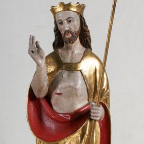Zdjęcie nr 1: Rzeźba pełnoplastyczna, z tyłu opracowana. Na podstawie w formie okrągłego pagórka figura Chrystusa Zmartwychwstałego. W lekkim kontrapoście, z prawą ręką uniesioną w geście błogosławieństwa, w lewej złocony krzyż na wysokim drzewcu. Na ramiona zarzucony złocony płaszcz o czerwonej podszewce. Na głowie złocona, otwarta korona.