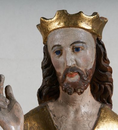 Zdjęcie nr 10: Rzeźba pełnoplastyczna, z tyłu opracowana. Na podstawie w formie okrągłego pagórka figura Chrystusa Zmartwychwstałego. W lekkim kontrapoście, z prawą ręką uniesioną w geście błogosławieństwa, w lewej złocony krzyż na wysokim drzewcu. Na ramiona zarzucony złocony płaszcz o czerwonej podszewce. Na głowie złocona, otwarta korona.