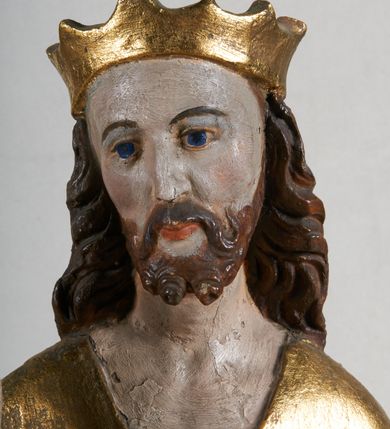 Zdjęcie nr 3: Rzeźba pełnoplastyczna, z tyłu opracowana. Na podstawie w formie okrągłego pagórka figura Chrystusa Zmartwychwstałego. W lekkim kontrapoście, z prawą ręką uniesioną w geście błogosławieństwa, w lewej złocony krzyż na wysokim drzewcu. Na ramiona zarzucony złocony płaszcz o czerwonej podszewce. Na głowie złocona, otwarta korona.