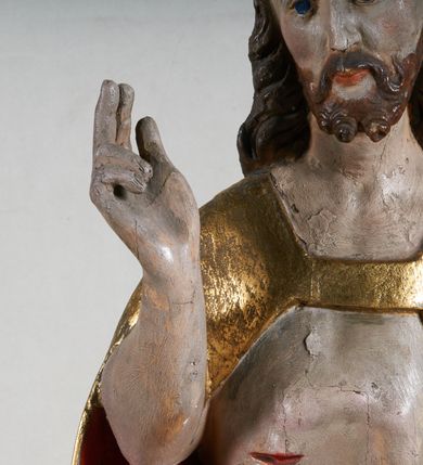 Zdjęcie nr 9: Rzeźba pełnoplastyczna, z tyłu opracowana. Na podstawie w formie okrągłego pagórka figura Chrystusa Zmartwychwstałego. W lekkim kontrapoście, z prawą ręką uniesioną w geście błogosławieństwa, w lewej złocony krzyż na wysokim drzewcu. Na ramiona zarzucony złocony płaszcz o czerwonej podszewce. Na głowie złocona, otwarta korona.