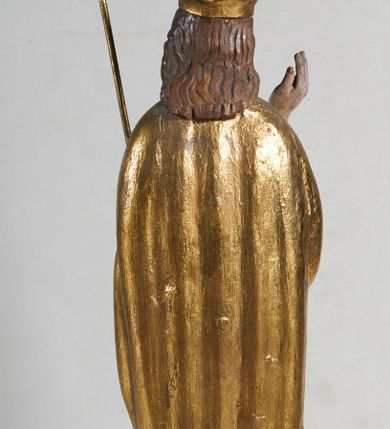 Zdjęcie nr 7: Rzeźba pełnoplastyczna, z tyłu opracowana. Na podstawie w formie okrągłego pagórka figura Chrystusa Zmartwychwstałego. W lekkim kontrapoście, z prawą ręką uniesioną w geście błogosławieństwa, w lewej złocony krzyż na wysokim drzewcu. Na ramiona zarzucony złocony płaszcz o czerwonej podszewce. Na głowie złocona, otwarta korona.