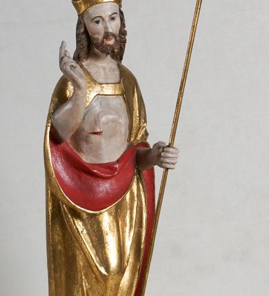 Zdjęcie nr 4: Rzeźba pełnoplastyczna, z tyłu opracowana. Na podstawie w formie okrągłego pagórka figura Chrystusa Zmartwychwstałego. W lekkim kontrapoście, z prawą ręką uniesioną w geście błogosławieństwa, w lewej złocony krzyż na wysokim drzewcu. Na ramiona zarzucony złocony płaszcz o czerwonej podszewce. Na głowie złocona, otwarta korona.
