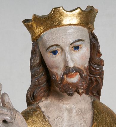 Zdjęcie nr 11: Rzeźba pełnoplastyczna, z tyłu opracowana. Na podstawie w formie okrągłego pagórka figura Chrystusa Zmartwychwstałego. W lekkim kontrapoście, z prawą ręką uniesioną w geście błogosławieństwa, w lewej złocony krzyż na wysokim drzewcu. Na ramiona zarzucony złocony płaszcz o czerwonej podszewce. Na głowie złocona, otwarta korona.