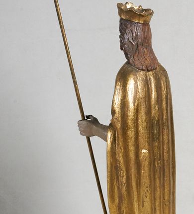 Zdjęcie nr 8: Rzeźba pełnoplastyczna, z tyłu opracowana. Na podstawie w formie okrągłego pagórka figura Chrystusa Zmartwychwstałego. W lekkim kontrapoście, z prawą ręką uniesioną w geście błogosławieństwa, w lewej złocony krzyż na wysokim drzewcu. Na ramiona zarzucony złocony płaszcz o czerwonej podszewce. Na głowie złocona, otwarta korona.