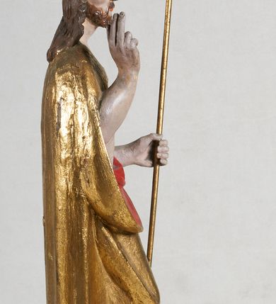 Zdjęcie nr 6: Rzeźba pełnoplastyczna, z tyłu opracowana. Na podstawie w formie okrągłego pagórka figura Chrystusa Zmartwychwstałego. W lekkim kontrapoście, z prawą ręką uniesioną w geście błogosławieństwa, w lewej złocony krzyż na wysokim drzewcu. Na ramiona zarzucony złocony płaszcz o czerwonej podszewce. Na głowie złocona, otwarta korona.