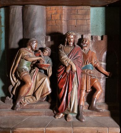 Zdjęcie nr 1: Stacje Drogi krzyżowej w kształcie stojących prostokątów zostały ujęte architektoniczną ramą. Obrazy ustawiono na cokole, po bokach są flankowane dwoma pilastrami, podtrzymującymi wyłamane belkowanie, zamknięte gzymsem w kształcie łuku nadwieszonego. Na szczycie, w rzeźbionych owocach winogron osadzono grecki krzyżyk o trójlistnie zakończonych ramionach z uskokami. Pilastry są zdobione symetryczną wicią cierniową, a pole zwieńczenia bogato dekorowane wicią roślinną złożoną z bujnych, czerwonych kwiatów otaczających numer stacji umieszczony w owalu na tle krzyżyka greckiego. 
Sceny przeważnie wielopostaciowe, płaskorzeźbione, barwnie polichromowane. Postacie o poprawnej anatomii ciała, poruszone, na pierwszym planie bardziej wypukłe. Tło błękitne, malowane. W partii cokołu umieszczono malowane tytuły stacji:
I. „JEZUS NA ŚMIERĆ OSĄDZONY.”
II. „JEZUS BIERZE KRZYŻ NA RAMIONA.”
III. „JEZUS PIERWSZY RAZ UPADA.”
IV. „JEZUS SPOTYKA NAJŚW(IĘTSZĄ) MATKĘ SWOJĄ”
V. „SZYMON CYR(ENEJCZYK) POMAGA NIEŚĆ KRZYŻ JEZUSA”
VI. „ŚW(IĘTA) WERONIKA OCIERA TWARZ JEZUSA”
VII. „JEZUS DRUGI RAZ UPADA”
VIII. „JEZUS NAPOTYKA PŁACZĄCE NIEWIASTY”
IX. „JEZUS TRZECI RAZ UPADA.”
X. „JEZUS Z SZAT OBNAŻONY”
XI. „JEZUS DO KRZYŻA PRZYBITY”
XII. „JEZUS NA KRZYŻU UMIERA.”
XIII. „JEZUS Z KRZYŻA ZDJĘTY.”
XIV. „JEZUS DO GROBU ZŁOŻONY.”
