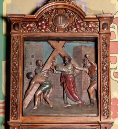 Zdjęcie nr 2: Stacje Drogi krzyżowej w kształcie stojących prostokątów zostały ujęte architektoniczną ramą. Obrazy ustawiono na cokole, po bokach są flankowane dwoma pilastrami, podtrzymującymi wyłamane belkowanie, zamknięte gzymsem w kształcie łuku nadwieszonego. Na szczycie, w rzeźbionych owocach winogron osadzono grecki krzyżyk o trójlistnie zakończonych ramionach z uskokami. Pilastry są zdobione symetryczną wicią cierniową, a pole zwieńczenia bogato dekorowane wicią roślinną złożoną z bujnych, czerwonych kwiatów otaczających numer stacji umieszczony w owalu na tle krzyżyka greckiego. 
Sceny przeważnie wielopostaciowe, płaskorzeźbione, barwnie polichromowane. Postacie o poprawnej anatomii ciała, poruszone, na pierwszym planie bardziej wypukłe. Tło błękitne, malowane. W partii cokołu umieszczono malowane tytuły stacji:
I. „JEZUS NA ŚMIERĆ OSĄDZONY.”
II. „JEZUS BIERZE KRZYŻ NA RAMIONA.”
III. „JEZUS PIERWSZY RAZ UPADA.”
IV. „JEZUS SPOTYKA NAJŚW(IĘTSZĄ) MATKĘ SWOJĄ”
V. „SZYMON CYR(ENEJCZYK) POMAGA NIEŚĆ KRZYŻ JEZUSA”
VI. „ŚW(IĘTA) WERONIKA OCIERA TWARZ JEZUSA”
VII. „JEZUS DRUGI RAZ UPADA”
VIII. „JEZUS NAPOTYKA PŁACZĄCE NIEWIASTY”
IX. „JEZUS TRZECI RAZ UPADA.”
X. „JEZUS Z SZAT OBNAŻONY”
XI. „JEZUS DO KRZYŻA PRZYBITY”
XII. „JEZUS NA KRZYŻU UMIERA.”
XIII. „JEZUS Z KRZYŻA ZDJĘTY.”
XIV. „JEZUS DO GROBU ZŁOŻONY.”
