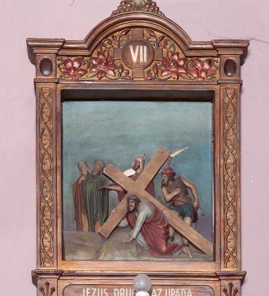 Zdjęcie nr 11: Stacje Drogi krzyżowej w kształcie stojących prostokątów zostały ujęte architektoniczną ramą. Obrazy ustawiono na cokole, po bokach są flankowane dwoma pilastrami, podtrzymującymi wyłamane belkowanie, zamknięte gzymsem w kształcie łuku nadwieszonego. Na szczycie, w rzeźbionych owocach winogron osadzono grecki krzyżyk o trójlistnie zakończonych ramionach z uskokami. Pilastry są zdobione symetryczną wicią cierniową, a pole zwieńczenia bogato dekorowane wicią roślinną złożoną z bujnych, czerwonych kwiatów otaczających numer stacji umieszczony w owalu na tle krzyżyka greckiego. 
Sceny przeważnie wielopostaciowe, płaskorzeźbione, barwnie polichromowane. Postacie o poprawnej anatomii ciała, poruszone, na pierwszym planie bardziej wypukłe. Tło błękitne, malowane. W partii cokołu umieszczono malowane tytuły stacji:
I. „JEZUS NA ŚMIERĆ OSĄDZONY.”
II. „JEZUS BIERZE KRZYŻ NA RAMIONA.”
III. „JEZUS PIERWSZY RAZ UPADA.”
IV. „JEZUS SPOTYKA NAJŚW(IĘTSZĄ) MATKĘ SWOJĄ”
V. „SZYMON CYR(ENEJCZYK) POMAGA NIEŚĆ KRZYŻ JEZUSA”
VI. „ŚW(IĘTA) WERONIKA OCIERA TWARZ JEZUSA”
VII. „JEZUS DRUGI RAZ UPADA”
VIII. „JEZUS NAPOTYKA PŁACZĄCE NIEWIASTY”
IX. „JEZUS TRZECI RAZ UPADA.”
X. „JEZUS Z SZAT OBNAŻONY”
XI. „JEZUS DO KRZYŻA PRZYBITY”
XII. „JEZUS NA KRZYŻU UMIERA.”
XIII. „JEZUS Z KRZYŻA ZDJĘTY.”
XIV. „JEZUS DO GROBU ZŁOŻONY.”
