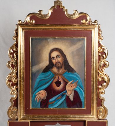 Zdjęcie nr 1: Feretron dwustronny z obrazami Najświętszego Serca Jezusa oraz Matki Boskiej Różańcowej. Feretron ustawiony na dwóch prostopadłościennych nóżkach, zaopatrzonych w otwory na drążki do noszenia w procesji. Obrazy umieszczone w prostokątnych, profilowanych ramach, ujętych od dołu wolutami przechodzącymi do góry w stylizowaną wić akantu. U szczytu wić akantu zwieńczona prostym, łacińskim krzyżykiem. Obraz przedstawiający Najświętsze Serce Jezusa w kształcie stojącego prostokąta. Jezus ukazany w półpostaci, z rękami noszącymi ślady po męce, na piersi gorejące serce. Twarz Jezusa podłużna, z długim i wąskim nosem, dużymi i migdałowymi oczami, okolona krótkim zarostem; włosy długie i ciemnobrązowe, spływające na ramiona i plecy. Wokół głowy nimb krzyżowy. Ubrany w białą suknię spodnią z długimi i białymi rękawami, bordową suknię wierzchnią z długimi rękawami oraz błękitny płaszcz ze złotą lamówką spięty pod szyją. Tło szaro-brązowe. Po drugiej stronie feretronu obraz Matki Boskiej Różańcowej. Kompozycja dwustrefowa, w partii wyższej ukazana Matka Boska w postawie stojącej na półksiężycu, frontalnie, z Dzieciątkiem Jezus na lewym ręku, prawą ręką podająca różaniec św. Dominikowi. Twarz Matki Boskiej o delikatnych rysach, wzrok skierowany na św. Dominika; jasne włosy. Ubrana w czerwoną suknię z długimi rękawami, błękitny płaszcz oraz kremowy welon na głowie. Dzieciątko ukazane frontalnie, ze skrzyżowanymi nogami, lewą rączką przekazujące różaniec św. Katarzynie Sieneńskiej, w prawej trzyma mały krzyżyk. Ubrane w długą, białą sukienkę z długimi rękawami. Wokół głów Marii i Dzieciątka nimby złożone ze złoconych gwiazd. W dolnej strefie, po lewej stronie św. Dominik, po prawej św. Katarzyna ze Sieny. Święci ukazani z profilu, zwróceni ku środkowi, św. Dominik z głową uniesioną ku Matce Boskiej. Ubrani są w habity i płaszcze dominikańskie, św. Katarzyna, z gałązkami białych lilii w dłoniach. Obok św. Dominika pies z pochodnią w pysku, u ich nóg dwie, białe karty papieru. W oddali pejzaż górski. Struktura polichromowana w kolorze brązowym, detale i ornamentyka złocone.