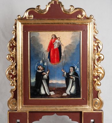 Zdjęcie nr 2: Feretron dwustronny z obrazami Najświętszego Serca Jezusa oraz Matki Boskiej Różańcowej. Feretron ustawiony na dwóch prostopadłościennych nóżkach, zaopatrzonych w otwory na drążki do noszenia w procesji. Obrazy umieszczone w prostokątnych, profilowanych ramach, ujętych od dołu wolutami przechodzącymi do góry w stylizowaną wić akantu. U szczytu wić akantu zwieńczona prostym, łacińskim krzyżykiem. Obraz przedstawiający Najświętsze Serce Jezusa w kształcie stojącego prostokąta. Jezus ukazany w półpostaci, z rękami noszącymi ślady po męce, na piersi gorejące serce. Twarz Jezusa podłużna, z długim i wąskim nosem, dużymi i migdałowymi oczami, okolona krótkim zarostem; włosy długie i ciemnobrązowe, spływające na ramiona i plecy. Wokół głowy nimb krzyżowy. Ubrany w białą suknię spodnią z długimi i białymi rękawami, bordową suknię wierzchnią z długimi rękawami oraz błękitny płaszcz ze złotą lamówką spięty pod szyją. Tło szaro-brązowe. Po drugiej stronie feretronu obraz Matki Boskiej Różańcowej. Kompozycja dwustrefowa, w partii wyższej ukazana Matka Boska w postawie stojącej na półksiężycu, frontalnie, z Dzieciątkiem Jezus na lewym ręku, prawą ręką podająca różaniec św. Dominikowi. Twarz Matki Boskiej o delikatnych rysach, wzrok skierowany na św. Dominika; jasne włosy. Ubrana w czerwoną suknię z długimi rękawami, błękitny płaszcz oraz kremowy welon na głowie. Dzieciątko ukazane frontalnie, ze skrzyżowanymi nogami, lewą rączką przekazujące różaniec św. Katarzynie Sieneńskiej, w prawej trzyma mały krzyżyk. Ubrane w długą, białą sukienkę z długimi rękawami. Wokół głów Marii i Dzieciątka nimby złożone ze złoconych gwiazd. W dolnej strefie, po lewej stronie św. Dominik, po prawej św. Katarzyna ze Sieny. Święci ukazani z profilu, zwróceni ku środkowi, św. Dominik z głową uniesioną ku Matce Boskiej. Ubrani są w habity i płaszcze dominikańskie, św. Katarzyna, z gałązkami białych lilii w dłoniach. Obok św. Dominika pies z pochodnią w pysku, u ich nóg dwie, białe karty papieru. W oddali pejzaż górski. Struktura polichromowana w kolorze brązowym, detale i ornamentyka złocone.