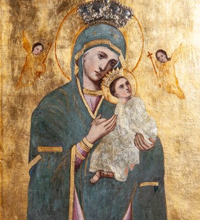 Zdjęcie nr 3: Feretron dwustronny z obrazami: Matki Boskiej Nieustającej Pomocy i św. Antoniego Padewskiego umieszczony na prostopadłościennej podstawie, zaopatrzonej w otwory na drążki do noszenia. Obrazy umieszczone w prostokątnych i profilowanych ramach. Zwieńczenie utworzone z rzeźbionych, stylizowanych liści akantu oraz srebrzonych obłoków otaczających znajdujący się pośrodku medalion. Obraz św. Antoniego Padewskiego w kształcie stojącego prostokąta. Święty Antoni ukazany w półpostaci, frontalnie, z Dzieciątkiem Jezus na lewej ręce, z gałązką białej lilii w prawej, z głową pochyloną w lewo. Święty ubrany w habit franciszkański, srebrzony, z tonsurą na głowie. Dzieciątko ukazane z lewego profilu, w pozycji siedzącej z prawą rączką trzymającą się habitu świętego, z głową przytuloną do jego ramienia. Dzieciątko ubrane w złotą sukienkę z długimi rękawami, przewiązaną złotym pasem. Wokół głów postaci znajdują się złote i koliste nimby. Tło jednolite, zielone. Wokół postaci namalowana  rama w kształcie stojącego prostokąta, zamkniętego łukiem wypukłym z uskokami. Po drugiej stronie feretronu obraz Matki Boskiej w typie Nieustającej Pomocy. Maria ukazana w półpostaci, frontalnie, z Dzieciątkiem Jezus na lewym ręku. Dzieciątko Jezus widoczne z lewego profilu, z głową odwróconą do tyłu, oburącz ujmuje dłoń Marii. Owalne twarze postaci charakteryzują linearnie opracowane rysy, z długimi, wąskimi nosami oraz drobnymi ustami.  Matka Boska ubrana jest w różową suknię z długimi rękawami ze złotymi obszyciami oraz zielony płaszcz nałożony na głowę. Dzieciątko ubrane jest w srebrną sukienkę. Jezus spogląda w kierunku niewielkiej sylwetki jednego z dwóch archaniołów znajdującego się po lewej stronie głowy Marii – archanioła Gabriela. Po drugiej stronie jest archanioł Michał, obaj trzymają w dłoniach narzędzia Męki Pańskiej: Michał (włócznię i gąbkę z octem), Gabriel (krzyż). Na głowach Marii i Dzieciątka metalowe korony: na głowie Matki Boskiej w typie zamkniętym, u Dzieciątka w typie otwartym. Tło jednolite, złocone, sukienka Dzieciątka srebrzona i dekorowana rytym roślinnym wzorem ornamentalnym. U dołu napis: „MATKO BOŻA NIEUSTAJĄCEJ POMOCY MÓDL&quot;. Struktura feretronu polichromowana na biało, detale i ornamentyka złocona i srebrzona. 