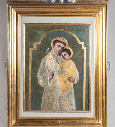 Zdjęcie nr 2: Feretron dwustronny z obrazami: Matki Boskiej Nieustającej Pomocy i św. Antoniego Padewskiego umieszczony na prostopadłościennej podstawie, zaopatrzonej w otwory na drążki do noszenia. Obrazy umieszczone w prostokątnych i profilowanych ramach. Zwieńczenie utworzone z rzeźbionych, stylizowanych liści akantu oraz srebrzonych obłoków otaczających znajdujący się pośrodku medalion. Obraz św. Antoniego Padewskiego w kształcie stojącego prostokąta. Święty Antoni ukazany w półpostaci, frontalnie, z Dzieciątkiem Jezus na lewej ręce, z gałązką białej lilii w prawej, z głową pochyloną w lewo. Święty ubrany w habit franciszkański, srebrzony, z tonsurą na głowie. Dzieciątko ukazane z lewego profilu, w pozycji siedzącej z prawą rączką trzymającą się habitu świętego, z głową przytuloną do jego ramienia. Dzieciątko ubrane w złotą sukienkę z długimi rękawami, przewiązaną złotym pasem. Wokół głów postaci znajdują się złote i koliste nimby. Tło jednolite, zielone. Wokół postaci namalowana  rama w kształcie stojącego prostokąta, zamkniętego łukiem wypukłym z uskokami. Po drugiej stronie feretronu obraz Matki Boskiej w typie Nieustającej Pomocy. Maria ukazana w półpostaci, frontalnie, z Dzieciątkiem Jezus na lewym ręku. Dzieciątko Jezus widoczne z lewego profilu, z głową odwróconą do tyłu, oburącz ujmuje dłoń Marii. Owalne twarze postaci charakteryzują linearnie opracowane rysy, z długimi, wąskimi nosami oraz drobnymi ustami.  Matka Boska ubrana jest w różową suknię z długimi rękawami ze złotymi obszyciami oraz zielony płaszcz nałożony na głowę. Dzieciątko ubrane jest w srebrną sukienkę. Jezus spogląda w kierunku niewielkiej sylwetki jednego z dwóch archaniołów znajdującego się po lewej stronie głowy Marii – archanioła Gabriela. Po drugiej stronie jest archanioł Michał, obaj trzymają w dłoniach narzędzia Męki Pańskiej: Michał (włócznię i gąbkę z octem), Gabriel (krzyż). Na głowach Marii i Dzieciątka metalowe korony: na głowie Matki Boskiej w typie zamkniętym, u Dzieciątka w typie otwartym. Tło jednolite, złocone, sukienka Dzieciątka srebrzona i dekorowana rytym roślinnym wzorem ornamentalnym. U dołu napis: „MATKO BOŻA NIEUSTAJĄCEJ POMOCY MÓDL&quot;. Struktura feretronu polichromowana na biało, detale i ornamentyka złocona i srebrzona. 