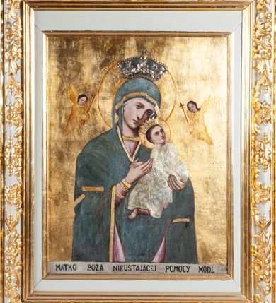 Zdjęcie nr 1: Feretron dwustronny z obrazami: Matki Boskiej Nieustającej Pomocy i św. Antoniego Padewskiego umieszczony na prostopadłościennej podstawie, zaopatrzonej w otwory na drążki do noszenia. Obrazy umieszczone w prostokątnych i profilowanych ramach. Zwieńczenie utworzone z rzeźbionych, stylizowanych liści akantu oraz srebrzonych obłoków otaczających znajdujący się pośrodku medalion. Obraz św. Antoniego Padewskiego w kształcie stojącego prostokąta. Święty Antoni ukazany w półpostaci, frontalnie, z Dzieciątkiem Jezus na lewej ręce, z gałązką białej lilii w prawej, z głową pochyloną w lewo. Święty ubrany w habit franciszkański, srebrzony, z tonsurą na głowie. Dzieciątko ukazane z lewego profilu, w pozycji siedzącej z prawą rączką trzymającą się habitu świętego, z głową przytuloną do jego ramienia. Dzieciątko ubrane w złotą sukienkę z długimi rękawami, przewiązaną złotym pasem. Wokół głów postaci znajdują się złote i koliste nimby. Tło jednolite, zielone. Wokół postaci namalowana  rama w kształcie stojącego prostokąta, zamkniętego łukiem wypukłym z uskokami. Po drugiej stronie feretronu obraz Matki Boskiej w typie Nieustającej Pomocy. Maria ukazana w półpostaci, frontalnie, z Dzieciątkiem Jezus na lewym ręku. Dzieciątko Jezus widoczne z lewego profilu, z głową odwróconą do tyłu, oburącz ujmuje dłoń Marii. Owalne twarze postaci charakteryzują linearnie opracowane rysy, z długimi, wąskimi nosami oraz drobnymi ustami.  Matka Boska ubrana jest w różową suknię z długimi rękawami ze złotymi obszyciami oraz zielony płaszcz nałożony na głowę. Dzieciątko ubrane jest w srebrną sukienkę. Jezus spogląda w kierunku niewielkiej sylwetki jednego z dwóch archaniołów znajdującego się po lewej stronie głowy Marii – archanioła Gabriela. Po drugiej stronie jest archanioł Michał, obaj trzymają w dłoniach narzędzia Męki Pańskiej: Michał (włócznię i gąbkę z octem), Gabriel (krzyż). Na głowach Marii i Dzieciątka metalowe korony: na głowie Matki Boskiej w typie zamkniętym, u Dzieciątka w typie otwartym. Tło jednolite, złocone, sukienka Dzieciątka srebrzona i dekorowana rytym roślinnym wzorem ornamentalnym. U dołu napis: „MATKO BOŻA NIEUSTAJĄCEJ POMOCY MÓDL". Struktura feretronu polichromowana na biało, detale i ornamentyka złocona i srebrzona. 