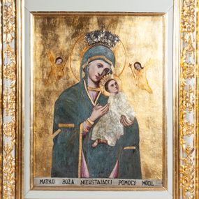 Zdjęcie nr 1: Feretron dwustronny z obrazami: Matki Boskiej Nieustającej Pomocy i św. Antoniego Padewskiego umieszczony na prostopadłościennej podstawie, zaopatrzonej w otwory na drążki do noszenia. Obrazy umieszczone w prostokątnych i profilowanych ramach. Zwieńczenie utworzone z rzeźbionych, stylizowanych liści akantu oraz srebrzonych obłoków otaczających znajdujący się pośrodku medalion. Obraz św. Antoniego Padewskiego w kształcie stojącego prostokąta. Święty Antoni ukazany w półpostaci, frontalnie, z Dzieciątkiem Jezus na lewej ręce, z gałązką białej lilii w prawej, z głową pochyloną w lewo. Święty ubrany w habit franciszkański, srebrzony, z tonsurą na głowie. Dzieciątko ukazane z lewego profilu, w pozycji siedzącej z prawą rączką trzymającą się habitu świętego, z głową przytuloną do jego ramienia. Dzieciątko ubrane w złotą sukienkę z długimi rękawami, przewiązaną złotym pasem. Wokół głów postaci znajdują się złote i koliste nimby. Tło jednolite, zielone. Wokół postaci namalowana  rama w kształcie stojącego prostokąta, zamkniętego łukiem wypukłym z uskokami. Po drugiej stronie feretronu obraz Matki Boskiej w typie Nieustającej Pomocy. Maria ukazana w półpostaci, frontalnie, z Dzieciątkiem Jezus na lewym ręku. Dzieciątko Jezus widoczne z lewego profilu, z głową odwróconą do tyłu, oburącz ujmuje dłoń Marii. Owalne twarze postaci charakteryzują linearnie opracowane rysy, z długimi, wąskimi nosami oraz drobnymi ustami.  Matka Boska ubrana jest w różową suknię z długimi rękawami ze złotymi obszyciami oraz zielony płaszcz nałożony na głowę. Dzieciątko ubrane jest w srebrną sukienkę. Jezus spogląda w kierunku niewielkiej sylwetki jednego z dwóch archaniołów znajdującego się po lewej stronie głowy Marii – archanioła Gabriela. Po drugiej stronie jest archanioł Michał, obaj trzymają w dłoniach narzędzia Męki Pańskiej: Michał (włócznię i gąbkę z octem), Gabriel (krzyż). Na głowach Marii i Dzieciątka metalowe korony: na głowie Matki Boskiej w typie zamkniętym, u Dzieciątka w typie otwartym. Tło jednolite, złocone, sukienka Dzieciątka srebrzona i dekorowana rytym roślinnym wzorem ornamentalnym. U dołu napis: „MATKO BOŻA NIEUSTAJĄCEJ POMOCY MÓDL". Struktura feretronu polichromowana na biało, detale i ornamentyka złocona i srebrzona. 