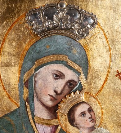 Zdjęcie nr 4: Feretron dwustronny z obrazami: Matki Boskiej Nieustającej Pomocy i św. Antoniego Padewskiego umieszczony na prostopadłościennej podstawie, zaopatrzonej w otwory na drążki do noszenia. Obrazy umieszczone w prostokątnych i profilowanych ramach. Zwieńczenie utworzone z rzeźbionych, stylizowanych liści akantu oraz srebrzonych obłoków otaczających znajdujący się pośrodku medalion. Obraz św. Antoniego Padewskiego w kształcie stojącego prostokąta. Święty Antoni ukazany w półpostaci, frontalnie, z Dzieciątkiem Jezus na lewej ręce, z gałązką białej lilii w prawej, z głową pochyloną w lewo. Święty ubrany w habit franciszkański, srebrzony, z tonsurą na głowie. Dzieciątko ukazane z lewego profilu, w pozycji siedzącej z prawą rączką trzymającą się habitu świętego, z głową przytuloną do jego ramienia. Dzieciątko ubrane w złotą sukienkę z długimi rękawami, przewiązaną złotym pasem. Wokół głów postaci znajdują się złote i koliste nimby. Tło jednolite, zielone. Wokół postaci namalowana  rama w kształcie stojącego prostokąta, zamkniętego łukiem wypukłym z uskokami. Po drugiej stronie feretronu obraz Matki Boskiej w typie Nieustającej Pomocy. Maria ukazana w półpostaci, frontalnie, z Dzieciątkiem Jezus na lewym ręku. Dzieciątko Jezus widoczne z lewego profilu, z głową odwróconą do tyłu, oburącz ujmuje dłoń Marii. Owalne twarze postaci charakteryzują linearnie opracowane rysy, z długimi, wąskimi nosami oraz drobnymi ustami.  Matka Boska ubrana jest w różową suknię z długimi rękawami ze złotymi obszyciami oraz zielony płaszcz nałożony na głowę. Dzieciątko ubrane jest w srebrną sukienkę. Jezus spogląda w kierunku niewielkiej sylwetki jednego z dwóch archaniołów znajdującego się po lewej stronie głowy Marii – archanioła Gabriela. Po drugiej stronie jest archanioł Michał, obaj trzymają w dłoniach narzędzia Męki Pańskiej: Michał (włócznię i gąbkę z octem), Gabriel (krzyż). Na głowach Marii i Dzieciątka metalowe korony: na głowie Matki Boskiej w typie zamkniętym, u Dzieciątka w typie otwartym. Tło jednolite, złocone, sukienka Dzieciątka srebrzona i dekorowana rytym roślinnym wzorem ornamentalnym. U dołu napis: „MATKO BOŻA NIEUSTAJĄCEJ POMOCY MÓDL". Struktura feretronu polichromowana na biało, detale i ornamentyka złocona i srebrzona. 