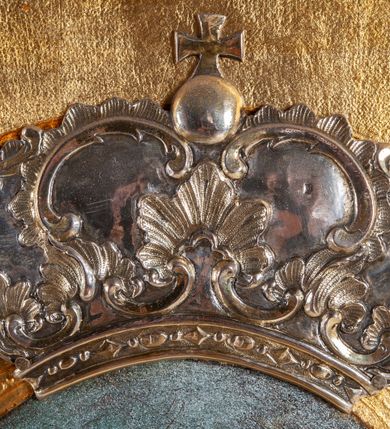 Zdjęcie nr 5: Feretron dwustronny z obrazami: Matki Boskiej Nieustającej Pomocy i św. Antoniego Padewskiego umieszczony na prostopadłościennej podstawie, zaopatrzonej w otwory na drążki do noszenia. Obrazy umieszczone w prostokątnych i profilowanych ramach. Zwieńczenie utworzone z rzeźbionych, stylizowanych liści akantu oraz srebrzonych obłoków otaczających znajdujący się pośrodku medalion. Obraz św. Antoniego Padewskiego w kształcie stojącego prostokąta. Święty Antoni ukazany w półpostaci, frontalnie, z Dzieciątkiem Jezus na lewej ręce, z gałązką białej lilii w prawej, z głową pochyloną w lewo. Święty ubrany w habit franciszkański, srebrzony, z tonsurą na głowie. Dzieciątko ukazane z lewego profilu, w pozycji siedzącej z prawą rączką trzymającą się habitu świętego, z głową przytuloną do jego ramienia. Dzieciątko ubrane w złotą sukienkę z długimi rękawami, przewiązaną złotym pasem. Wokół głów postaci znajdują się złote i koliste nimby. Tło jednolite, zielone. Wokół postaci namalowana  rama w kształcie stojącego prostokąta, zamkniętego łukiem wypukłym z uskokami. Po drugiej stronie feretronu obraz Matki Boskiej w typie Nieustającej Pomocy. Maria ukazana w półpostaci, frontalnie, z Dzieciątkiem Jezus na lewym ręku. Dzieciątko Jezus widoczne z lewego profilu, z głową odwróconą do tyłu, oburącz ujmuje dłoń Marii. Owalne twarze postaci charakteryzują linearnie opracowane rysy, z długimi, wąskimi nosami oraz drobnymi ustami.  Matka Boska ubrana jest w różową suknię z długimi rękawami ze złotymi obszyciami oraz zielony płaszcz nałożony na głowę. Dzieciątko ubrane jest w srebrną sukienkę. Jezus spogląda w kierunku niewielkiej sylwetki jednego z dwóch archaniołów znajdującego się po lewej stronie głowy Marii – archanioła Gabriela. Po drugiej stronie jest archanioł Michał, obaj trzymają w dłoniach narzędzia Męki Pańskiej: Michał (włócznię i gąbkę z octem), Gabriel (krzyż). Na głowach Marii i Dzieciątka metalowe korony: na głowie Matki Boskiej w typie zamkniętym, u Dzieciątka w typie otwartym. Tło jednolite, złocone, sukienka Dzieciątka srebrzona i dekorowana rytym roślinnym wzorem ornamentalnym. U dołu napis: „MATKO BOŻA NIEUSTAJĄCEJ POMOCY MÓDL&quot;. Struktura feretronu polichromowana na biało, detale i ornamentyka złocona i srebrzona. 