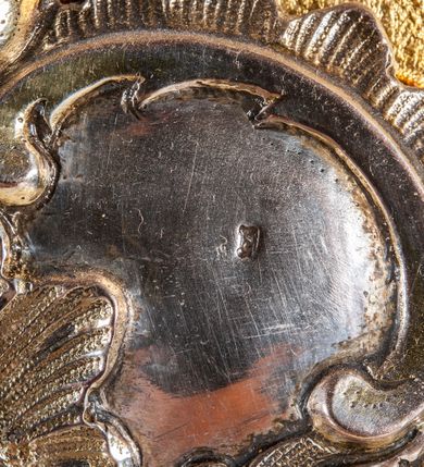 Zdjęcie nr 6: Feretron dwustronny z obrazami: Matki Boskiej Nieustającej Pomocy i św. Antoniego Padewskiego umieszczony na prostopadłościennej podstawie, zaopatrzonej w otwory na drążki do noszenia. Obrazy umieszczone w prostokątnych i profilowanych ramach. Zwieńczenie utworzone z rzeźbionych, stylizowanych liści akantu oraz srebrzonych obłoków otaczających znajdujący się pośrodku medalion. Obraz św. Antoniego Padewskiego w kształcie stojącego prostokąta. Święty Antoni ukazany w półpostaci, frontalnie, z Dzieciątkiem Jezus na lewej ręce, z gałązką białej lilii w prawej, z głową pochyloną w lewo. Święty ubrany w habit franciszkański, srebrzony, z tonsurą na głowie. Dzieciątko ukazane z lewego profilu, w pozycji siedzącej z prawą rączką trzymającą się habitu świętego, z głową przytuloną do jego ramienia. Dzieciątko ubrane w złotą sukienkę z długimi rękawami, przewiązaną złotym pasem. Wokół głów postaci znajdują się złote i koliste nimby. Tło jednolite, zielone. Wokół postaci namalowana  rama w kształcie stojącego prostokąta, zamkniętego łukiem wypukłym z uskokami. Po drugiej stronie feretronu obraz Matki Boskiej w typie Nieustającej Pomocy. Maria ukazana w półpostaci, frontalnie, z Dzieciątkiem Jezus na lewym ręku. Dzieciątko Jezus widoczne z lewego profilu, z głową odwróconą do tyłu, oburącz ujmuje dłoń Marii. Owalne twarze postaci charakteryzują linearnie opracowane rysy, z długimi, wąskimi nosami oraz drobnymi ustami.  Matka Boska ubrana jest w różową suknię z długimi rękawami ze złotymi obszyciami oraz zielony płaszcz nałożony na głowę. Dzieciątko ubrane jest w srebrną sukienkę. Jezus spogląda w kierunku niewielkiej sylwetki jednego z dwóch archaniołów znajdującego się po lewej stronie głowy Marii – archanioła Gabriela. Po drugiej stronie jest archanioł Michał, obaj trzymają w dłoniach narzędzia Męki Pańskiej: Michał (włócznię i gąbkę z octem), Gabriel (krzyż). Na głowach Marii i Dzieciątka metalowe korony: na głowie Matki Boskiej w typie zamkniętym, u Dzieciątka w typie otwartym. Tło jednolite, złocone, sukienka Dzieciątka srebrzona i dekorowana rytym roślinnym wzorem ornamentalnym. U dołu napis: „MATKO BOŻA NIEUSTAJĄCEJ POMOCY MÓDL&quot;. Struktura feretronu polichromowana na biało, detale i ornamentyka złocona i srebrzona. 