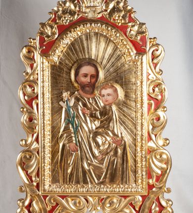 Zdjęcie nr 1: Feretron dwustronny, umieszczony na dwóch nóżkach, ustawionych na niskich cokołach. W centralnej części obrazy w kształcie stojącego prostokąta, zamkniętego łukiem nadwieszonym: po jednej stronie Matki Boskiej Częstochowskiej, po drugiej św. Józefa. Obrazy otoczone bogato dekorowaną ramą, oplecioną stylizowanym ornamentem z liści akantu, w zwieńczeniu winne grona i kłosy zbóż. U szczytu mały łaciński krzyżyk. Obraz Marii w typie Matki Boskiej Częstochowskiej. Na postacie  i tło nałożone złocone sukienki. Poniżej banderola z napisem „POD TWOJĄ OBRONĘ UCIEKAMY SIĘ”. Na obrazie ze św. Józefem święty ukazany frontalnie, z Dzieciątkiem Jezus na lewym ramieniu. Pociągłą twarz okala ciemna broda i wąsy. W prawej ręce święty trzyma lilię. Dzieciątko Jezus zwrócone jest w trzech czwartych w prawo, lewą rękę wyciąga w stronę św. Józefa. Na postacie Marii i Dzieciątka nałożone złocone sukienki i nimby. Tło złocone. 
