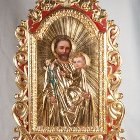 Zdjęcie nr 1: Feretron dwustronny, umieszczony na dwóch nóżkach, ustawionych na niskich cokołach. W centralnej części obrazy w kształcie stojącego prostokąta, zamkniętego łukiem nadwieszonym: po jednej stronie Matki Boskiej Częstochowskiej, po drugiej św. Józefa. Obrazy otoczone bogato dekorowaną ramą, oplecioną stylizowanym ornamentem z liści akantu, w zwieńczeniu winne grona i kłosy zbóż. U szczytu mały łaciński krzyżyk. Obraz Marii w typie Matki Boskiej Częstochowskiej. Na postacie  i tło nałożone złocone sukienki. Poniżej banderola z napisem „POD TWOJĄ OBRONĘ UCIEKAMY SIĘ”. Na obrazie ze św. Józefem święty ukazany frontalnie, z Dzieciątkiem Jezus na lewym ramieniu. Pociągłą twarz okala ciemna broda i wąsy. W prawej ręce święty trzyma lilię. Dzieciątko Jezus zwrócone jest w trzech czwartych w prawo, lewą rękę wyciąga w stronę św. Józefa. Na postacie Marii i Dzieciątka nałożone złocone sukienki i nimby. Tło złocone. 
