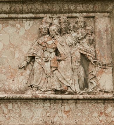Zdjęcie nr 1: Płyta w kształcie leżącego prostokąta, ujęta od dołu szerokim cokołem, od góry belkowaniem. W polu, w lewym narożu kompozycji ukazane są perspektywicznie, widoczne z prawego profilu dwie klęczące postacie: niezamężna kobieta w długiej przepasanej na biodrach sukni z kryzą wokół szyi i toczenicą na głowie oraz chłopiec. Obie postacie z rękami złożonymi do modlitwy. Po prawej stronie kompozycji znajduje się Chrystus w otoczeniu dwunastu apostołów. Apostołowie ukazani są całopostaciowo, w różnych pozach, ubrani są w długie szaty. W lewym górnym narożu epitafium znajduje się owalny i pusty medalion. Na belkowaniu inskrypcja: „SINITE PARVULOS VENIRE AD ME”, natomiast na cokole: „INFANTULI OZAROWSCI DE WIRSBNO DELITIAE MOEROR PARENTUM ANNA A(NNO) D(OMINI) 1600 DIE 10 MEN(SIS) (OCTO)BRIS VIXIT DIES 30 NI/COLAUS AUTEM A(NNO) D(OMINI). 1607 DIE 9 MEN(SIS) (DECEM)BRIS VIXIT DIES 36 HIC SEPULTI”.

