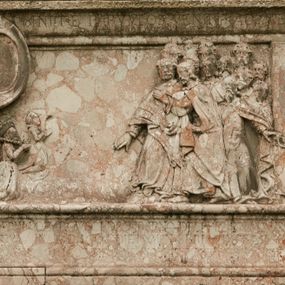 Zdjęcie nr 1: Płyta w kształcie leżącego prostokąta, ujęta od dołu szerokim cokołem, od góry belkowaniem. W polu, w lewym narożu kompozycji ukazane są perspektywicznie, widoczne z prawego profilu dwie klęczące postacie: niezamężna kobieta w długiej przepasanej na biodrach sukni z kryzą wokół szyi i toczenicą na głowie oraz chłopiec. Obie postacie z rękami złożonymi do modlitwy. Po prawej stronie kompozycji znajduje się Chrystus w otoczeniu dwunastu apostołów. Apostołowie ukazani są całopostaciowo, w różnych pozach, ubrani są w długie szaty. W lewym górnym narożu epitafium znajduje się owalny i pusty medalion. Na belkowaniu inskrypcja: „SINITE PARVULOS VENIRE AD ME”, natomiast na cokole: „INFANTULI OZAROWSCI DE WIRSBNO DELITIAE MOEROR PARENTUM ANNA A(NNO) D(OMINI) 1600 DIE 10 MEN(SIS) (OCTO)BRIS VIXIT DIES 30 NI/COLAUS AUTEM A(NNO) D(OMINI). 1607 DIE 9 MEN(SIS) (DECEM)BRIS VIXIT DIES 36 HIC SEPULTI”.

