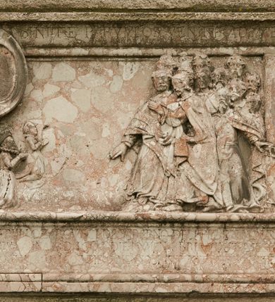 Zdjęcie nr 2: Płyta w kształcie leżącego prostokąta, ujęta od dołu szerokim cokołem, od góry belkowaniem. W polu, w lewym narożu kompozycji ukazane są perspektywicznie, widoczne z prawego profilu dwie klęczące postacie: niezamężna kobieta w długiej przepasanej na biodrach sukni z kryzą wokół szyi i toczenicą na głowie oraz chłopiec. Obie postacie z rękami złożonymi do modlitwy. Po prawej stronie kompozycji znajduje się Chrystus w otoczeniu dwunastu apostołów. Apostołowie ukazani są całopostaciowo, w różnych pozach, ubrani są w długie szaty. W lewym górnym narożu epitafium znajduje się owalny i pusty medalion. Na belkowaniu inskrypcja: „SINITE PARVULOS VENIRE AD ME”, natomiast na cokole: „INFANTULI OZAROWSCI DE WIRSBNO DELITIAE MOEROR PARENTUM ANNA A(NNO) D(OMINI) 1600 DIE 10 MEN(SIS) (OCTO)BRIS VIXIT DIES 30 NI/COLAUS AUTEM A(NNO) D(OMINI). 1607 DIE 9 MEN(SIS) (DECEM)BRIS VIXIT DIES 36 HIC SEPULTI”.

