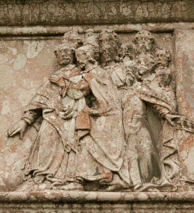 Zdjęcie nr 3: Płyta w kształcie leżącego prostokąta, ujęta od dołu szerokim cokołem, od góry belkowaniem. W polu, w lewym narożu kompozycji ukazane są perspektywicznie, widoczne z prawego profilu dwie klęczące postacie: niezamężna kobieta w długiej przepasanej na biodrach sukni z kryzą wokół szyi i toczenicą na głowie oraz chłopiec. Obie postacie z rękami złożonymi do modlitwy. Po prawej stronie kompozycji znajduje się Chrystus w otoczeniu dwunastu apostołów. Apostołowie ukazani są całopostaciowo, w różnych pozach, ubrani są w długie szaty. W lewym górnym narożu epitafium znajduje się owalny i pusty medalion. Na belkowaniu inskrypcja: „SINITE PARVULOS VENIRE AD ME”, natomiast na cokole: „INFANTULI OZAROWSCI DE WIRSBNO DELITIAE MOEROR PARENTUM ANNA A(NNO) D(OMINI) 1600 DIE 10 MEN(SIS) (OCTO)BRIS VIXIT DIES 30 NI/COLAUS AUTEM A(NNO) D(OMINI). 1607 DIE 9 MEN(SIS) (DECEM)BRIS VIXIT DIES 36 HIC SEPULTI”.

