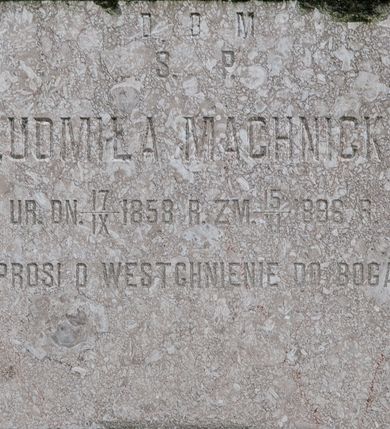 Zdjęcie nr 1: Tablica epitafijna w kształcie leżącego prostokąta. W polu inskrypcja „D[EO] O[PTIMO] M[AXIMO] / Ś(WIĘTEJ) P(AMIĘCI) / LUDMIŁA MACHNICKA / UR(ODZONA) DN(IA) 17/IX 1858 ZM(ARŁA) 15 / VI 1896 R(OKU) / PROSI O WESTCHNIENIE DO BOGA.”